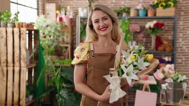 Young Beautiful Hispanic Woman Florist Holding Bouquet Flowers Flower Shop — Stok video