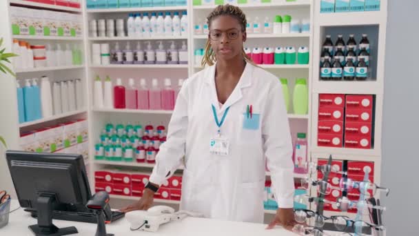 Africano Americano Mulher Farmacêutico Sorrindo Confiante Farmácia — Vídeo de Stock