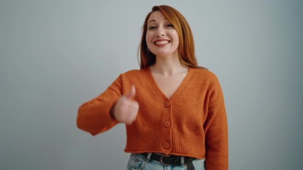 Junge Rothaarige Frau Lächelt Selbstbewusst Und Macht Geste Mit Erhobenen — Stockvideo