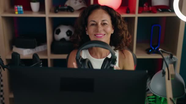 Middle Age Woman Streamer Smiling Confident Sitting Table Gaming Room — Stok Video