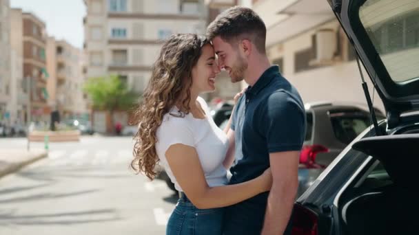 지중해 남녀가 자신감을 가지고 미소짓고 껴안고 거리에서 키스하는 — 비디오