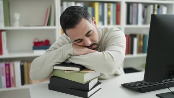 Jovem Estudante Hispânico Dormindo Com Cabeça Livros Universidade Biblioteca — Vídeo de Stock