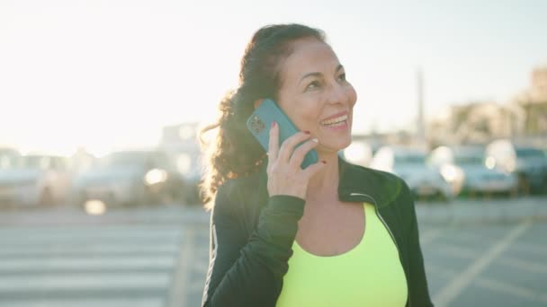 Orta Yaşlı Kadın Spor Kıyafeti Giyiyor Caddede Akıllı Telefondan Konuşuyor — Stok video