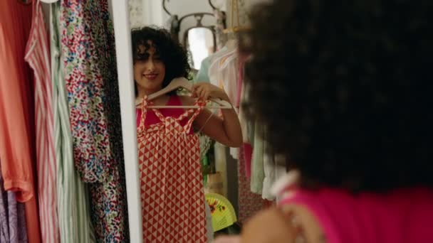 Młoda Kobieta Bliskim Wschodzie Klient Patrząc Ubrania Lustro Sklepie Odzieżowym — Wideo stockowe