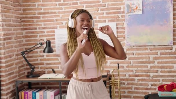 Afrikai Amerikai Hallgat Zenét Énekel Otthon — Stock videók
