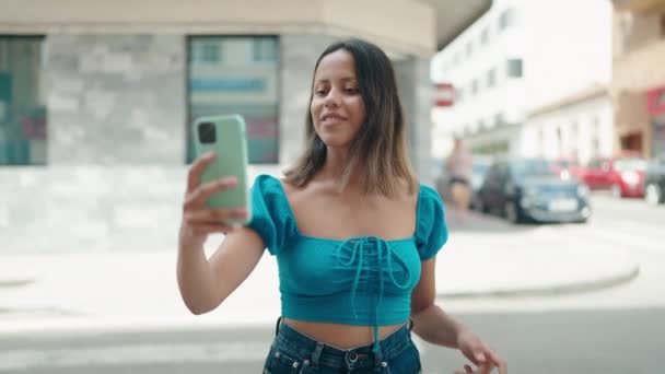 Mladá Hispánka Usmívá Sebevědomě Dělat Selfie Smartphonu Ulici — Stock video