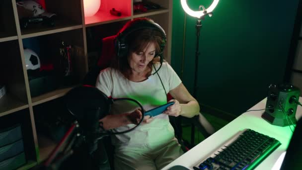 Middle Age Woman Streamer Playing Video Game Using Smartphone Gaming — Vídeos de Stock