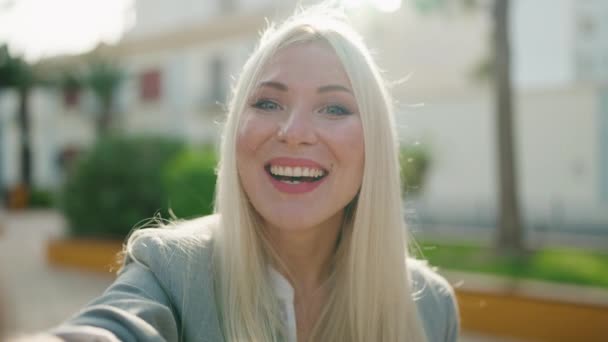 Ung Blond Kvinna Verkställande Med Videosamtal Parken — Stockvideo