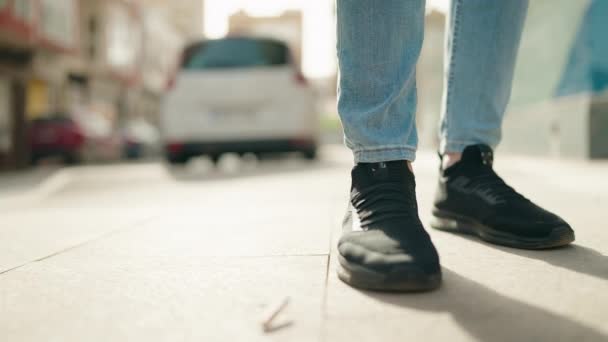 Jonge Arabier Man Stapt Sigaret Straat — Stockvideo