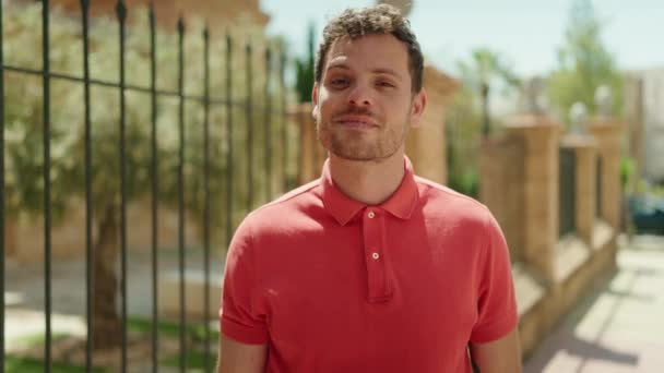 Mladý Hispánec Muž Usměvavý Sebevědomě Dělá Pořádku Znamení Palcem Nahoru — Stock video