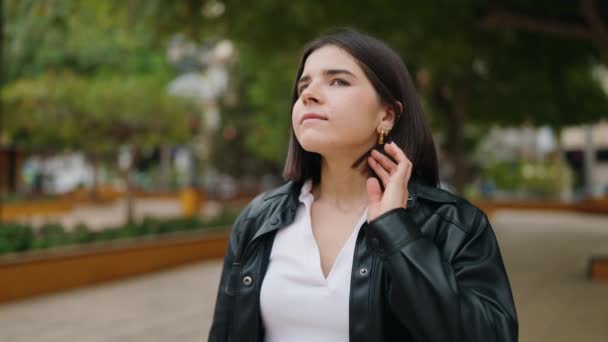 Молодая Латиноамериканка Уверенно Улыбающаяся Стоя Парке — стоковое видео