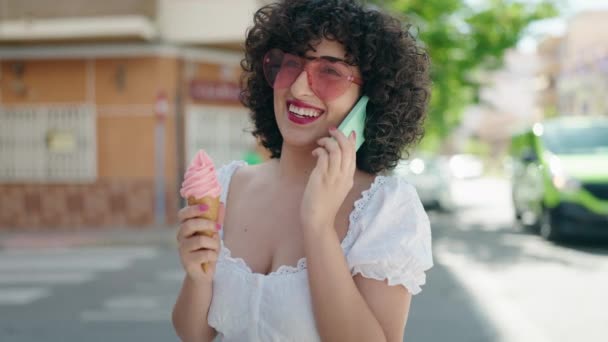 Jeune Femme Moyen Orient Parlant Sur Smartphone Manger Crème Glacée — Video