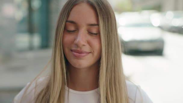 Fiatal Gyönyörű Spanyol Mosolyog Magabiztos Áll Utcán — Stock videók
