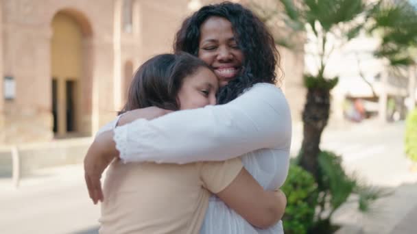 Mãe Filha Sorrindo Confiante Abraçando Uns Aos Outros Rua — Vídeo de Stock