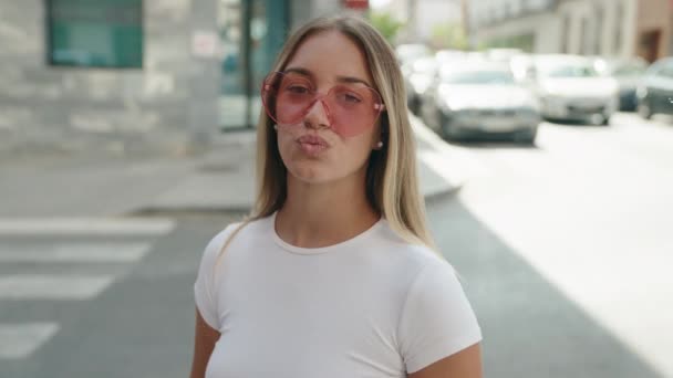 Mladý Krásný Hispánec Žena Usměvavý Sebevědomý Nošení Srdce Sluneční Brýle — Stock video