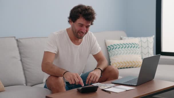 Joven Hispano Usando Laptop Contando Dólares Casa — Vídeos de Stock
