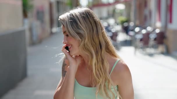 Молодая Блондинка Улыбается Уверенно Разговаривая Смартфону Улице — стоковое видео