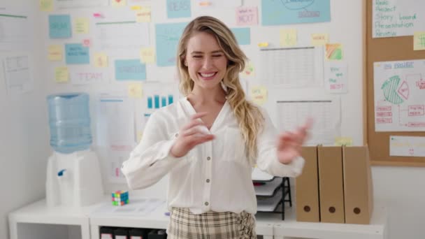 Genç Sarışın Kadını Gülümseyen Kendine Güvenen Kollarını Kavuşturup Ofiste Kol — Stok video