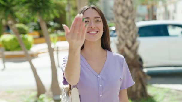 Mladý Krásný Hispánec Žena Usměvavý Jistý Dělá Přichází Gesto Rukou — Stock video