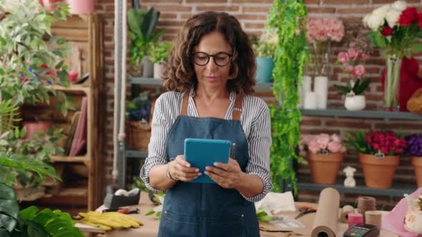 Middle Age Woman Florist Smiling Confident Using Touchpad Flower Shop — Stock videók