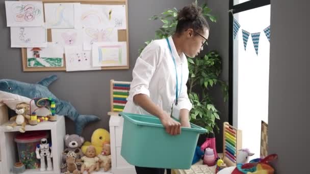 Африканская Американская Учительница Перетрудилась Собирая Игрушки Детском Саду — стоковое видео