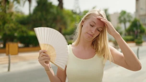 Mujer Rubia Joven Usando Ventilador Mano Parque — Vídeo de stock