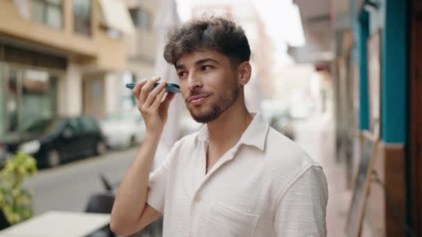 Fiatal Arab Férfi Mosolygós Magabiztos Hallgatás Audio Üzenet Okostelefon Utcán — Stock videók