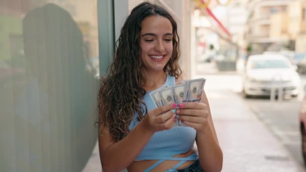 Young Beautiful Hispanic Woman Smiling Confident Counting Dollars Street — ストック動画
