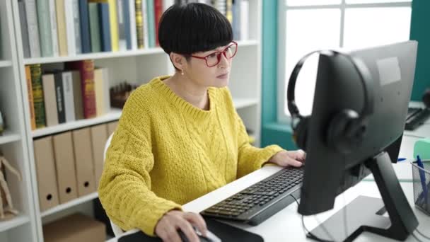 Jovem Chinesa Estudante Usando Computador Estudando Universidade Biblioteca — Vídeo de Stock