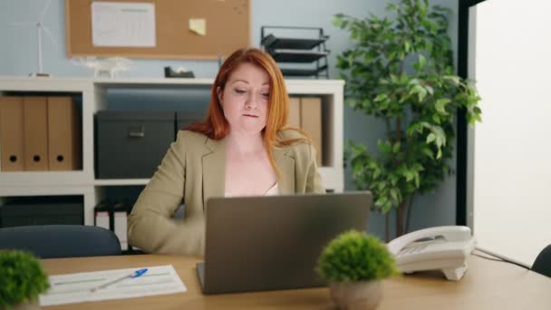 年轻的红头发女商人强调要在办公室工作 — 图库视频影像