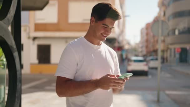 야만인 길거리에서 스마트폰을 사용하여 자신있게 — 비디오