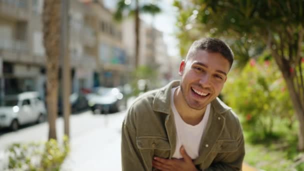 Junger Hispanischer Mann Lächelt Selbstbewusst Park — Stockvideo