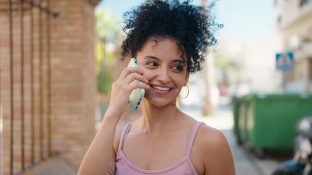 Молода Іспаномовна Жінка Посміхається Впевнено Говорити Смартфону Вулиці — стокове відео
