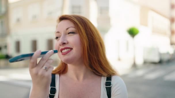 Mujer Pelirroja Joven Sonriendo Confiado Hablando Teléfono Inteligente Calle — Vídeo de stock