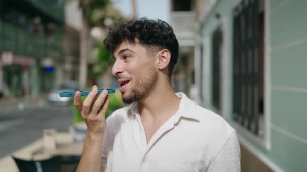 Genç Arap Adam Gülümsüyor Kendinden Emin Bir Şekilde Caddedeki Akıllı — Stok video