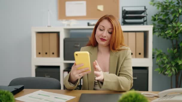 Genç Kızıl Saçlı Kadını Ofisteki Akıllı Telefonun Yanında Selfie Çekiyor — Stok video