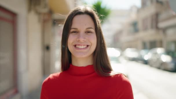 Jonge Vrouw Glimlachen Zelfverzekerd Doen Teken Met Duimen Omhoog Straat — Stockvideo
