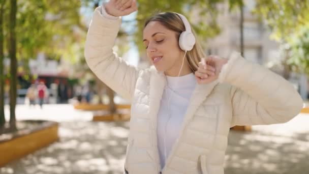 Młoda Kobieta Uśmiecha Się Pewnie Słuchając Muzyki Parku — Wideo stockowe