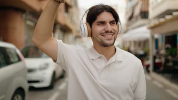 Genç Spanyol Adam Kendinden Emin Bir Şekilde Gülümsüyor Kahve Dükkanının — Stok video