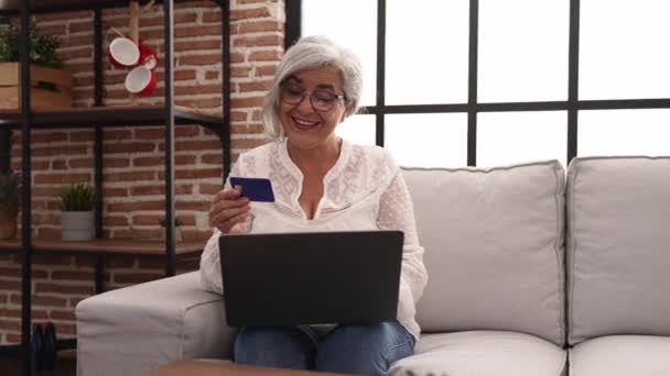Středního Věku Šedovlasá Žena Úsměvem Sebevědomě Platí Pomocí Notebooku Kreditní — Stock video