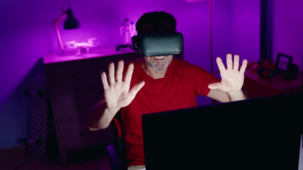 Middelbare Leeftijd Man Streamer Spelen Video Game Met Behulp Van — Stockvideo