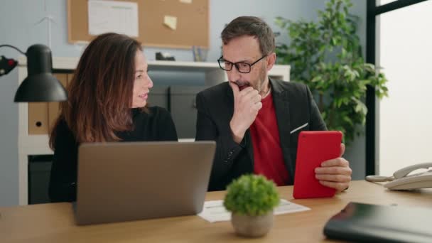 オフィスでラップトップとタッチパッドを使用して男と女のビジネス労働者 — ストック動画