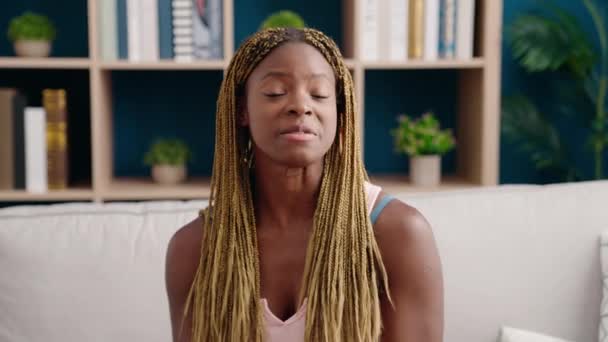 Африканская Американка Сидит Диване Говорит Дома — стоковое видео