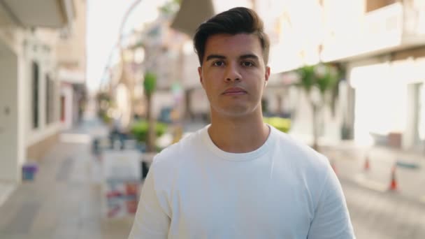 Ung Latinamerikansk Man Ler Säker Stående Gatan — Stockvideo