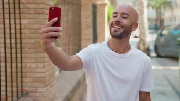 Pria Botak Muda Tersenyum Percaya Diri Memiliki Panggilan Video Jalan — Stok Video