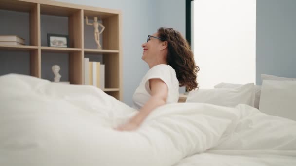 Mujer Mediana Edad Que Despierta Estirando Los Brazos Dormitorio — Vídeos de Stock