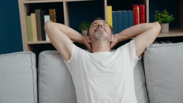Homem Meia Idade Relaxado Com Mãos Cabeça Sentado Sofá Casa — Vídeo de Stock