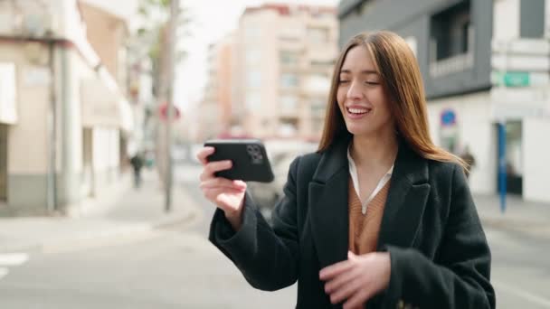 Genç Spanyol Kadın Gülümsüyor Sokakta Akıllı Telefondan Videolar Izliyor — Stok video