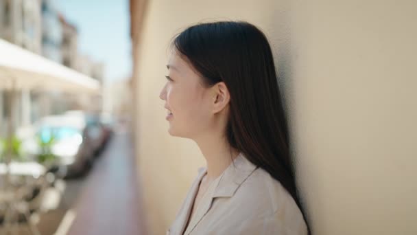 Chinesin Lächelt Selbstbewusst Und Blickt Auf Straße Zur Seite — Stockvideo
