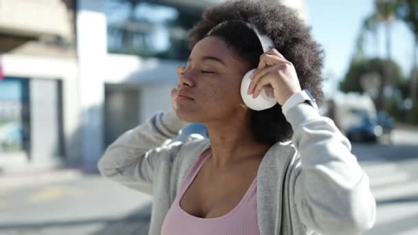 Африканська Американка Слухає Музику Допомогою Секундоміра Вулиці — стокове відео